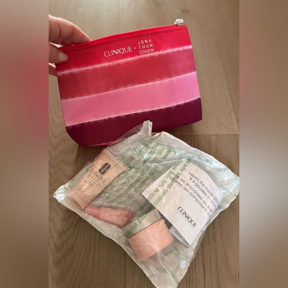 NWT CLINIQUE 4 piece set, Pink and Red Striped Cosmetic Bag with Skincare - Picture 2 of 4